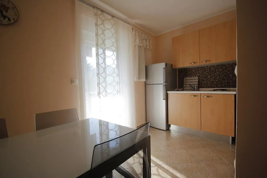 ApartHotel Viola Pjescana Uvala 4*,